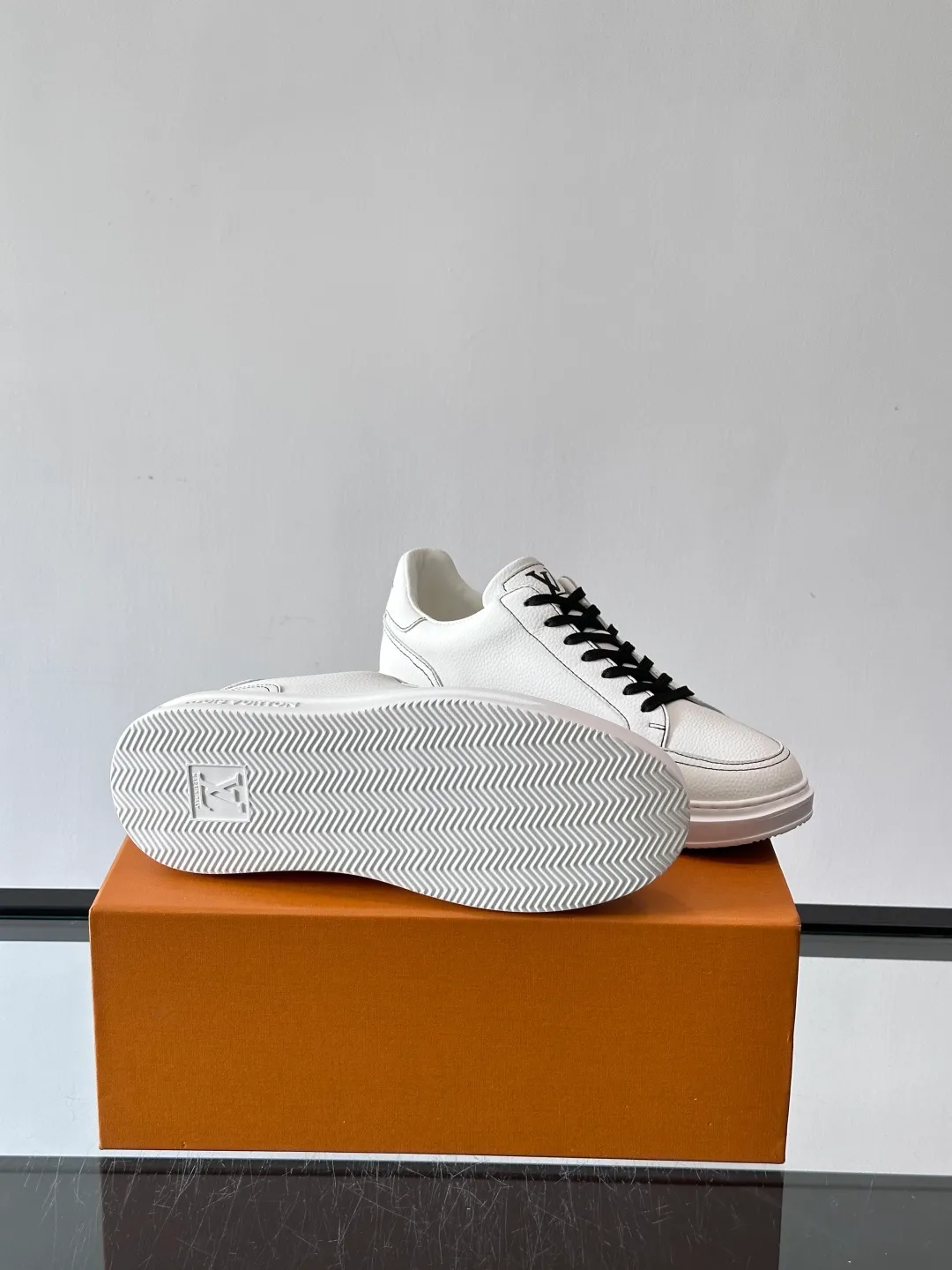 Men's men's shoes 💰p380 "＊OUIS ＊UITTO＊" casual sneakers, made of high-quality cowhide grain leather, with black laces, simple and high-end! LV Logo + classic Monogram lines on the side of the shoe, full of details✨. The rubber soles are wear-resistant and have strong traction, making them suitable for daily commuting and leisure. The shoe last fits the shape of the foot, making it comfortable to wear and not tiring after long walks. It is extremely versatile and can be easily worn with jeans or casual pants. It is a must-have item for men's fashion! 🖤 ​​size：38-44